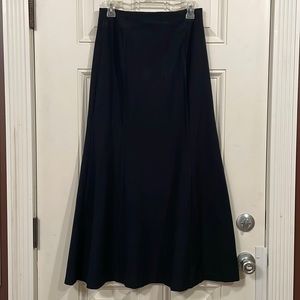 Trumpet style riding skirt! Size 10 (M) solid black, unlined. Zip center back.
